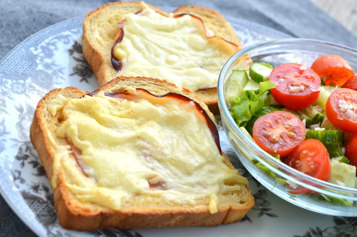 Recept: varma mackor i ugn med ost och skinka