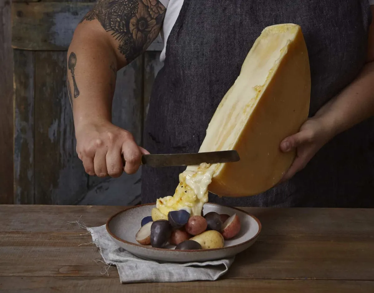 Raclette är ostfesten som förvandlar varje middag till en upplevelse